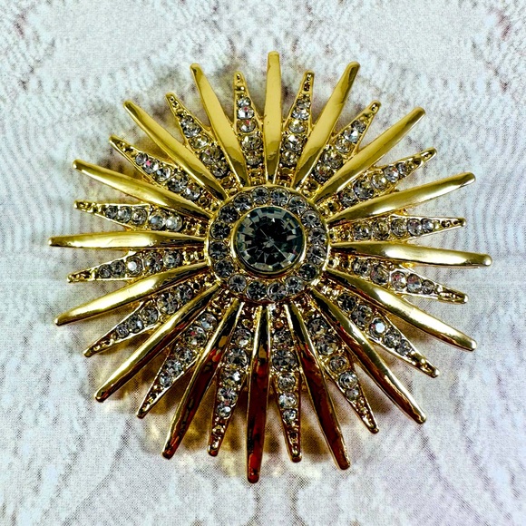 Beautiful, large, starburst, gold tone brooch in crested with clear rhinestones. - Picture 2 of 5